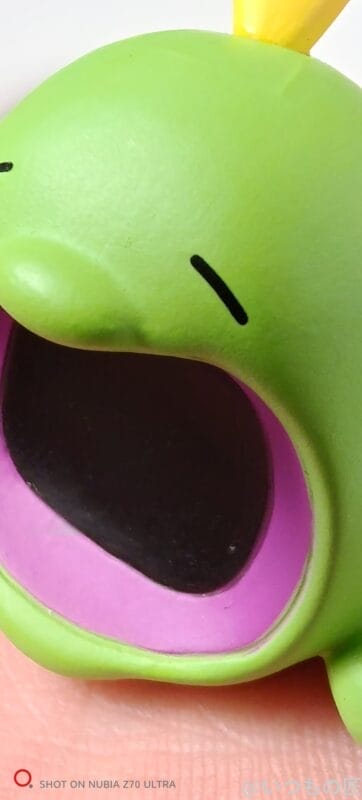 手のひらサイズのおもちゃをnubia z70 ultraでマクロ撮影した風景写真 | モバイル比較レビュー.jp nubia Z70 Ultra カメラ 手のひらサイズのおもちゃをnubia Z70 Ultraでマクロ撮影した風景写真
