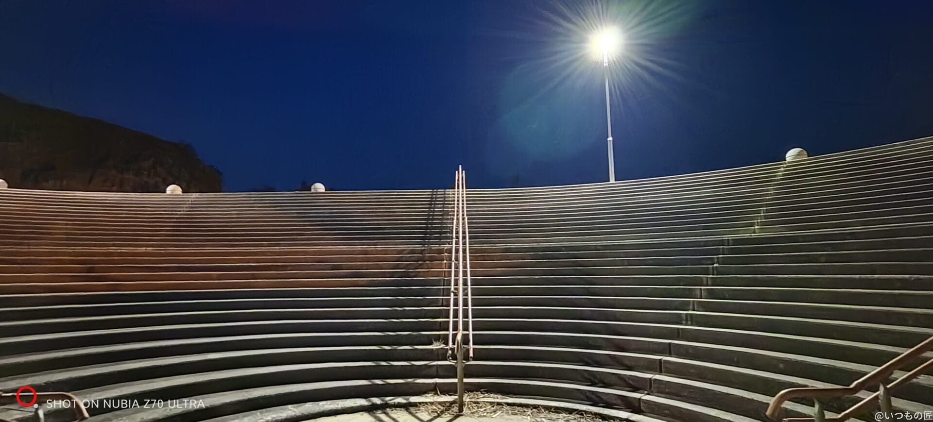 屋外の階段を暗所撮影した写真 | モバイル比較レビュー.jp nubia Z70 Ultra カメラ 屋外の階段を暗所撮影した写真