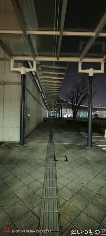 建物を暗所撮影した写真 | モバイル比較レビュー.jp nubia Z70 Ultra カメラ 建物を暗所撮影した写真