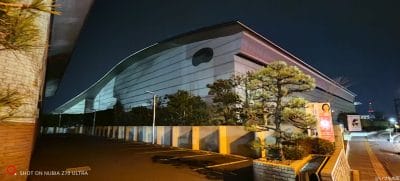 屋外で建物を暗所撮影した写真 | モバイル比較レビュー.jp nubia Z70 Ultra カメラ 屋外で建物を暗所撮影した写真