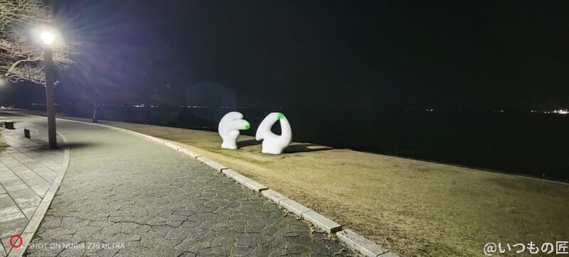 nubia Z70 Ultra カメラ 白いオブジェを撮影した夜景写真