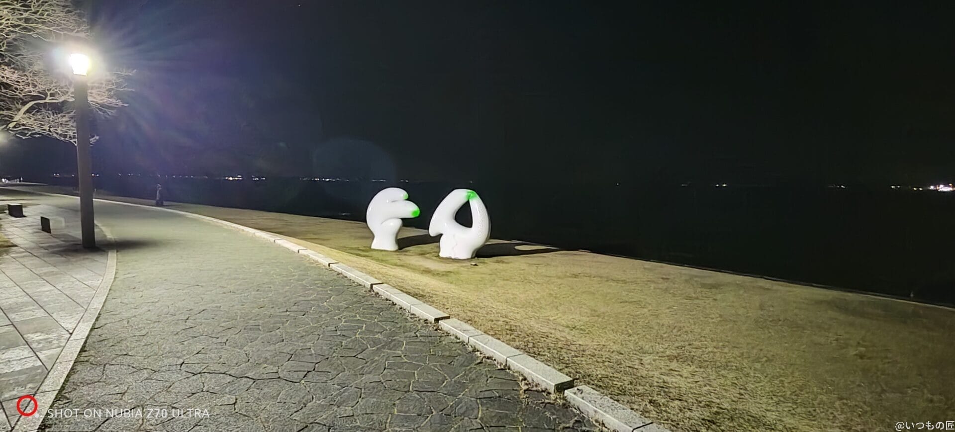 白いオブジェを撮影した夜景写真 | モバイル比較レビュー.jp nubia Z70 Ultra カメラ 白いオブジェを撮影した夜景写真