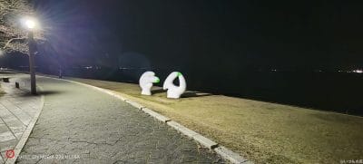 白いオブジェを撮影した夜景写真 | モバイル比較レビュー.jp nubia Z70 Ultra カメラ 白いオブジェを撮影した夜景写真