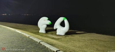 白いオブジェを撮影した夜景写真 | モバイル比較レビュー.jp nubia Z70 Ultra カメラ 白いオブジェを撮影した夜景写真