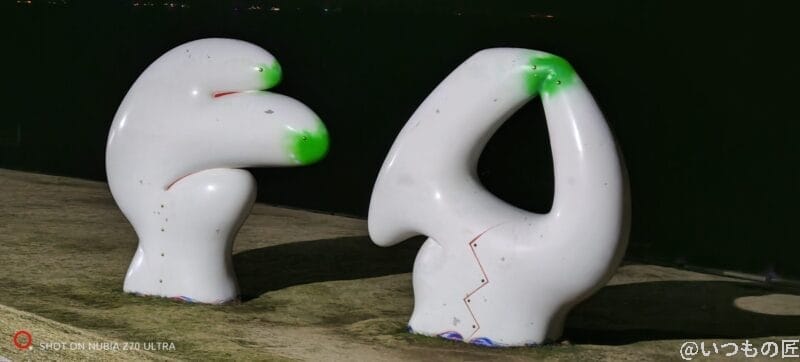 nubia Z70 Ultra カメラ 白いオブジェを撮影した夜景写真