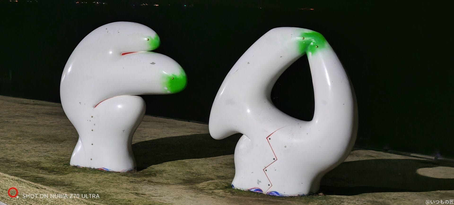 白いオブジェを撮影した夜景写真 | モバイル比較レビュー.jp nubia Z70 Ultra カメラ 白いオブジェを撮影した夜景写真