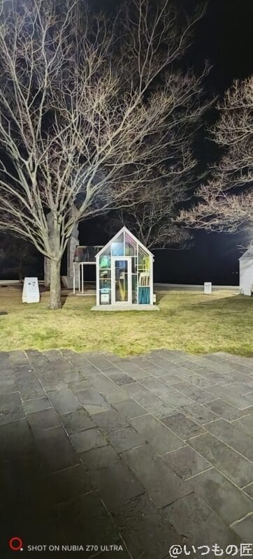 nubia Z70 Ultra カメラ ガラス張りの小屋をズーム撮影した夜間写真