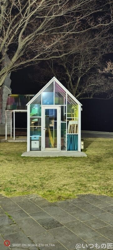 ガラス張りの小屋をズーム撮影した夜間写真 | モバイル比較レビュー.jp nubia Z70 Ultra カメラ ガラス張りの小屋をズーム撮影した夜間写真