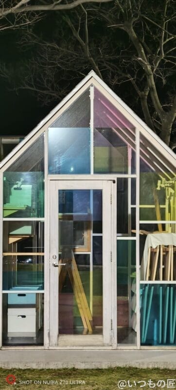 nubia Z70 Ultra カメラ ガラス張りの小屋をズーム撮影した夜間写真