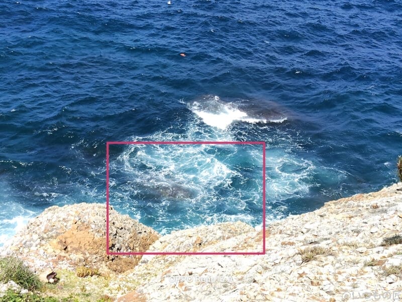 波しぶきの瞬間を収めた一枚 | モバイル比較レビュー.jp OPPO Reno13 A カメラ 波しぶきの瞬間を収めた一枚