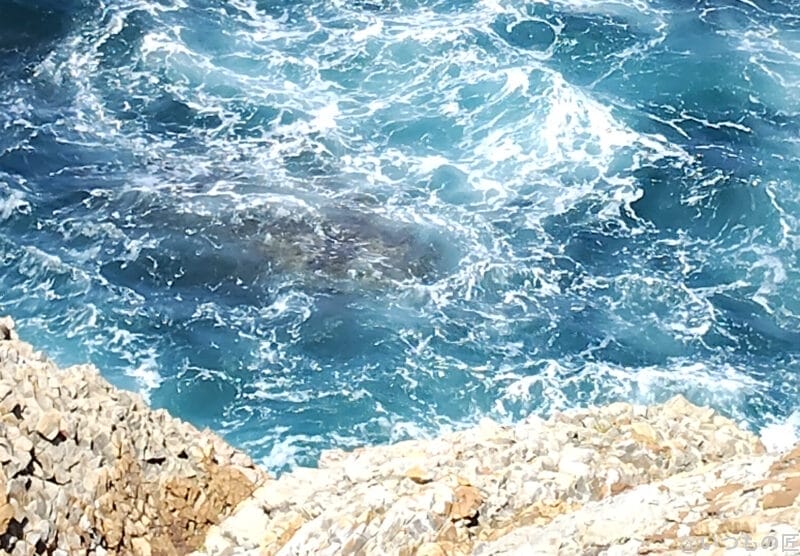 波しぶきの瞬間を収めた一枚 | モバイル比較レビュー.jp OPPO Reno13 A カメラ 波しぶきの瞬間を収めた一枚