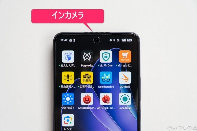 OPPO Reno13 A カメラ 机の上のOPPO Reno13 A