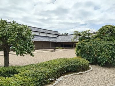 古民家の佇まいを収めた一枚 | モバイル比較レビュー.jp OPPO Reno13 A カメラ 古民家の佇まいを収めた一枚