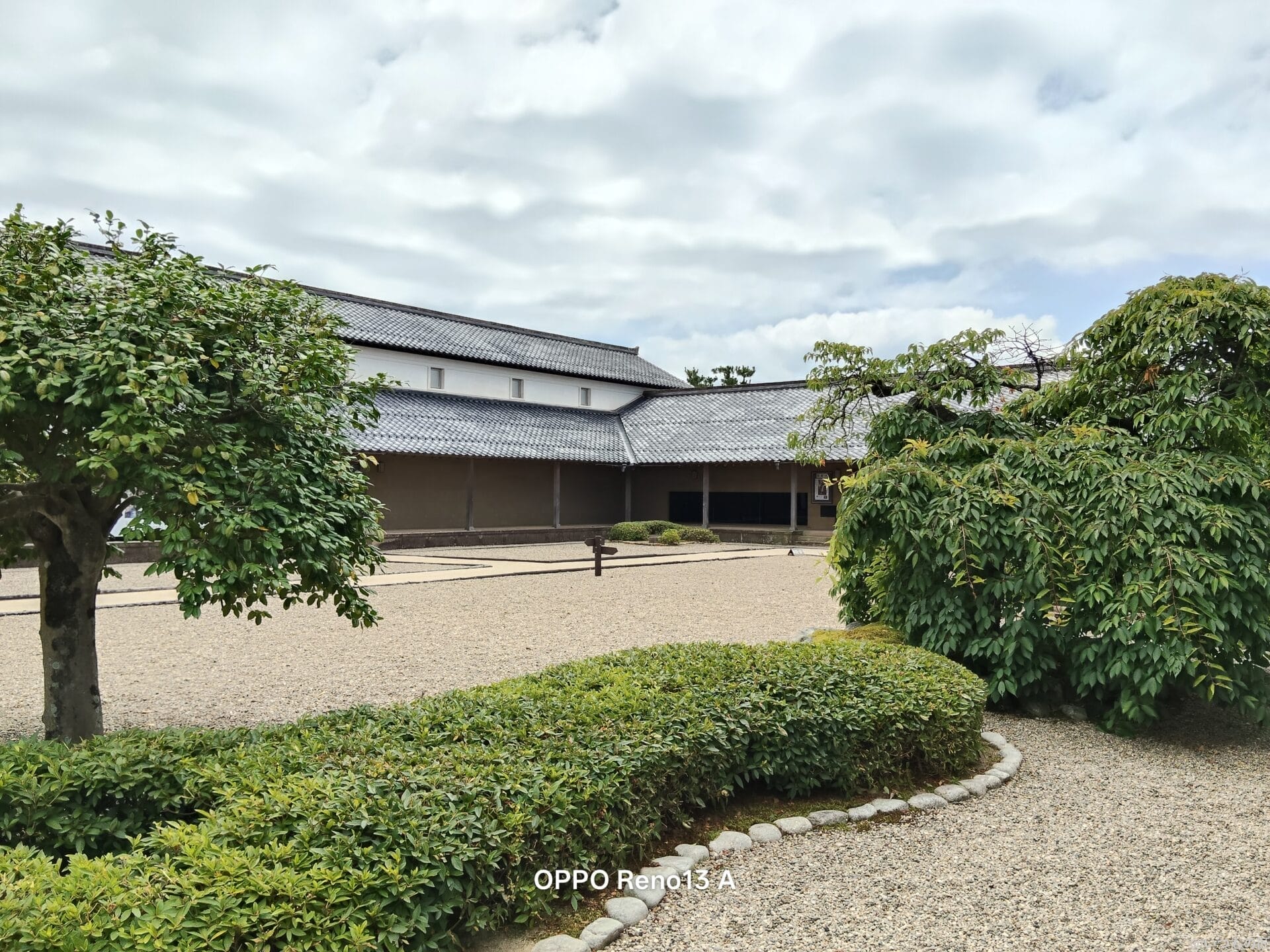 OPPO Reno13 A カメラ 古民家の佇まいを収めた一枚