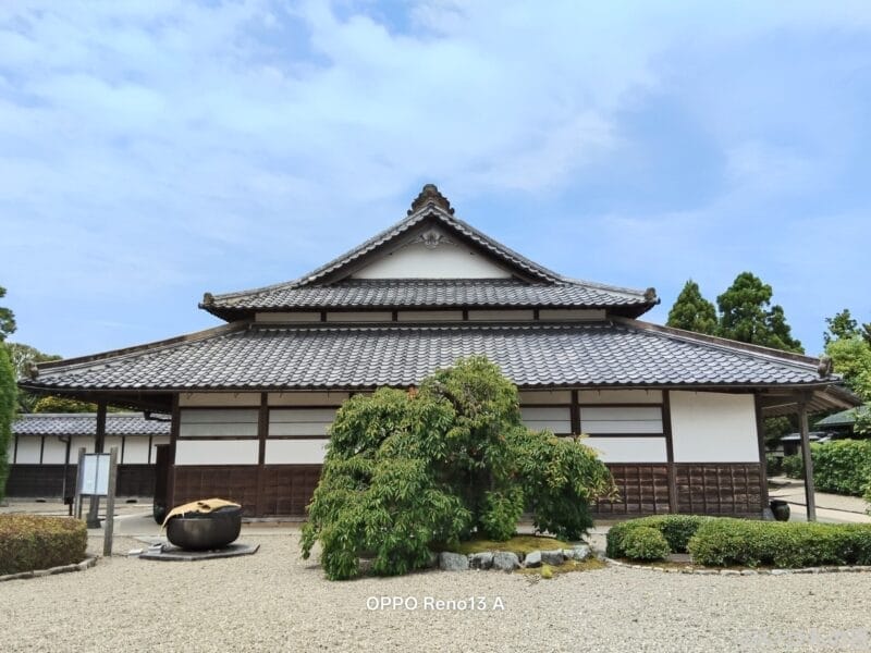 古民家の佇まいを収めた一枚 | モバイル比較レビュー.jp OPPO Reno13 A カメラ 古民家の佇まいを収めた一枚