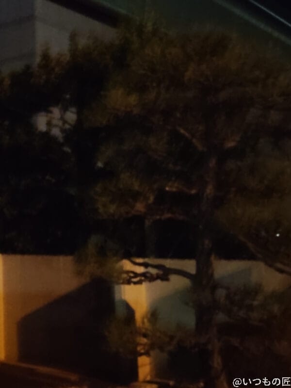 建物を暗所でとらえた一枚 | モバイル比較レビュー.jp OPPO Reno13 A カメラ 建物を暗所でとらえた一枚