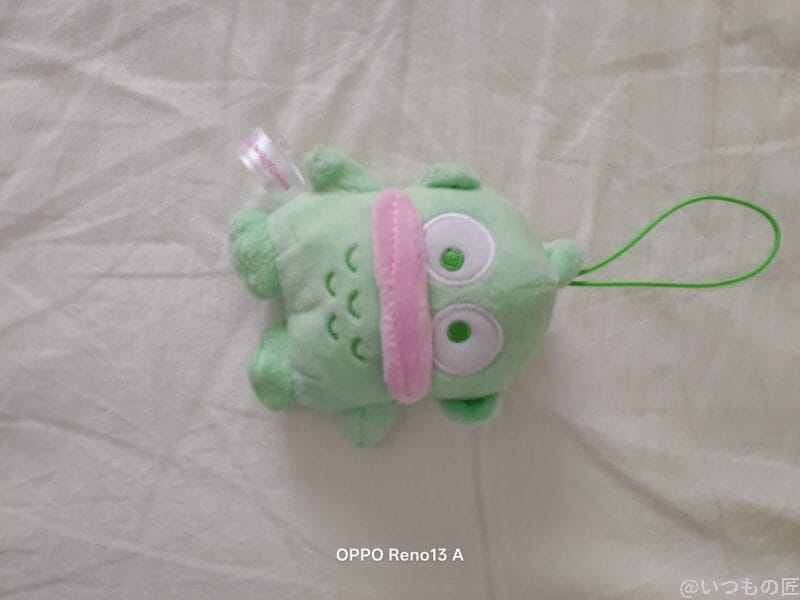 OPPO Reno13 A カメラ 横たわるマスコット人形