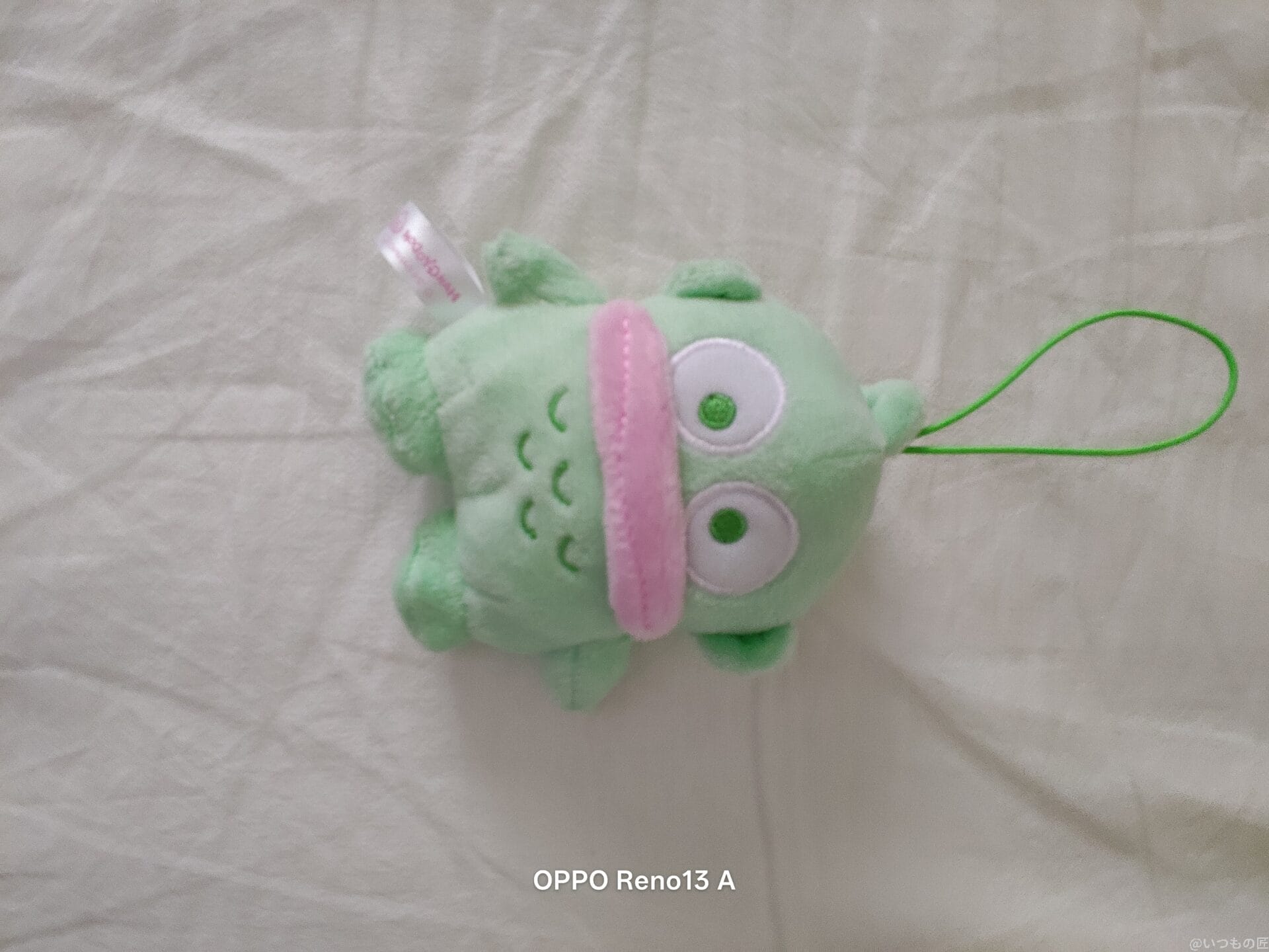 OPPO Reno13 A カメラ 横たわるマスコット人形