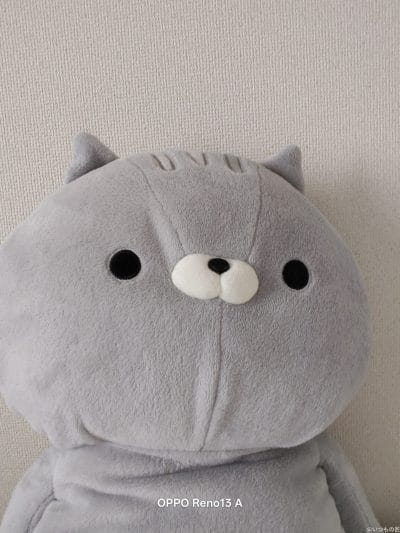 室内のクマのぬいぐるみ | モバイル比較レビュー.jp OPPO Reno13 A カメラ 室内のクマのぬいぐるみ