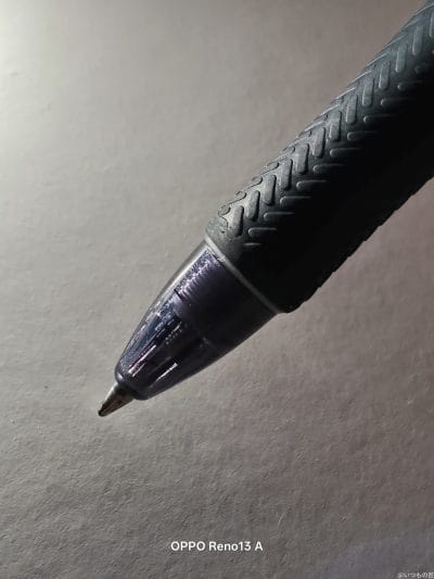 黒のボールペンの先端を接写した写真 | モバイル比較レビュー.jp OPPO Reno13 A カメラ 黒のボールペンの先端を接写した写真