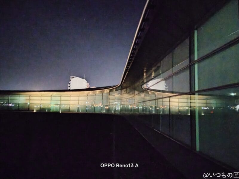 OPPO Reno13 A カメラ 闇の中に浮かぶ建物を写した夜間の一枚