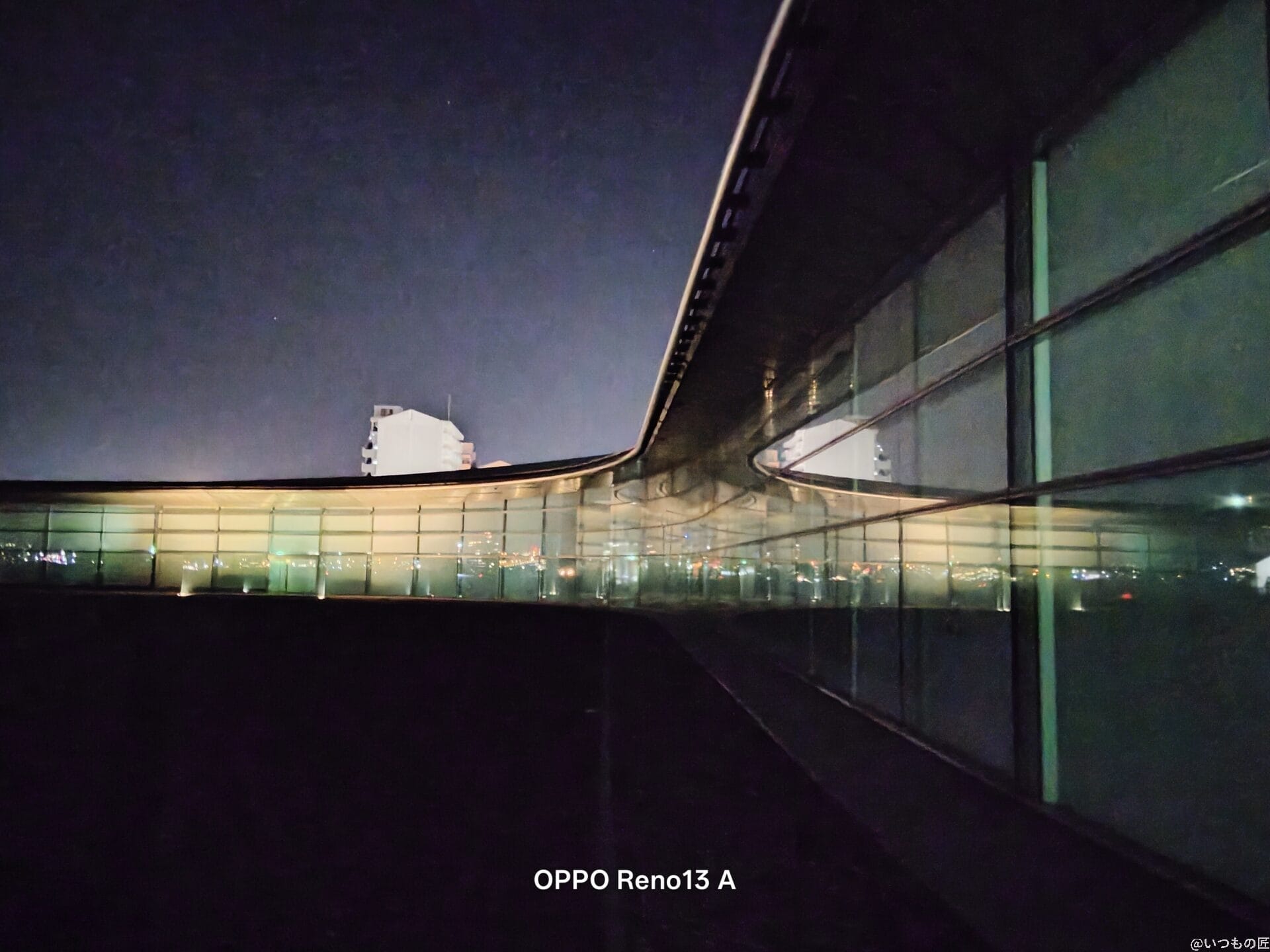 闇の中に浮かぶ建物を写した夜間の一枚 | モバイル比較レビュー.jp OPPO Reno13 A カメラ 闇の中に浮かぶ建物を写した夜間の一枚