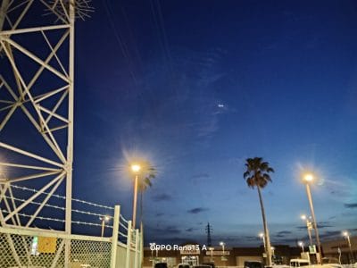 薄暗い街を撮影した写真 | モバイル比較レビュー.jp OPPO Reno13 A カメラ 薄暗い街を撮影した写真