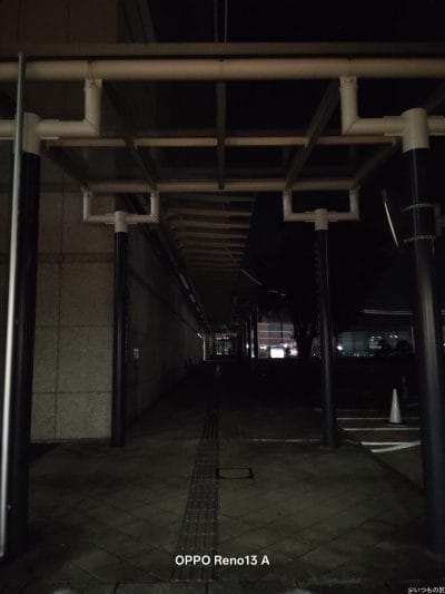 建物を写した夜間の一枚 | モバイル比較レビュー.jp OPPO Reno13 A カメラ 建物を写した夜間の一枚
