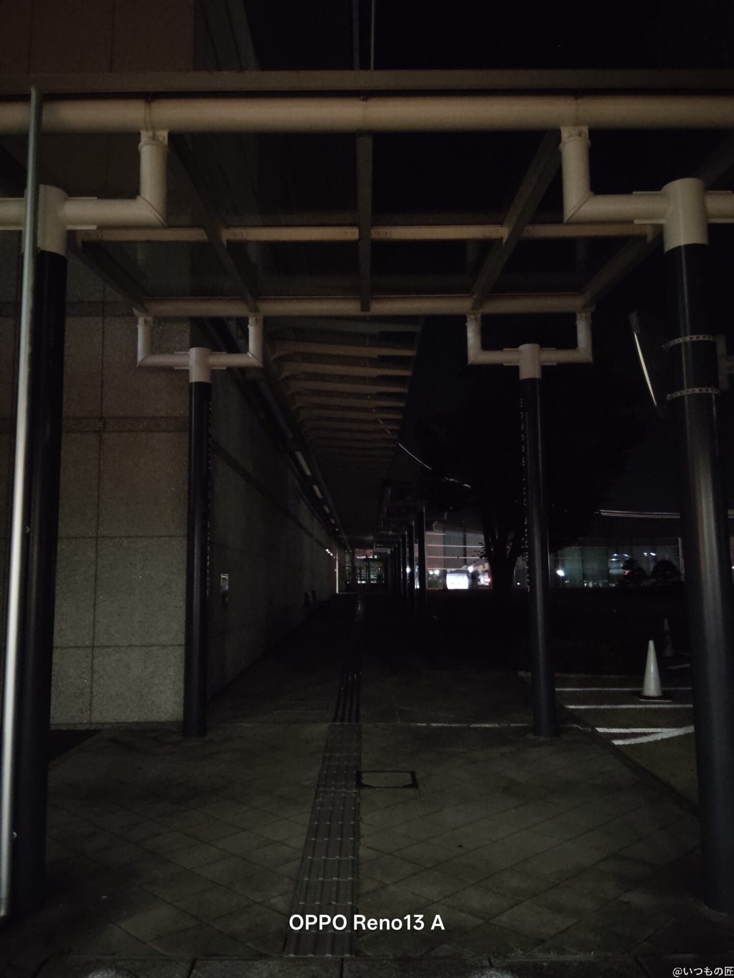 OPPO Reno13 A カメラ 建物を写した夜間の一枚