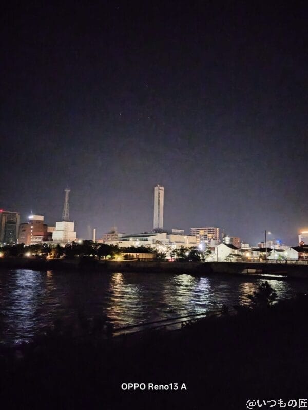 海の夜景を撮影した写真 | モバイル比較レビュー.jp OPPO Reno13 A カメラ 海の夜景を撮影した写真