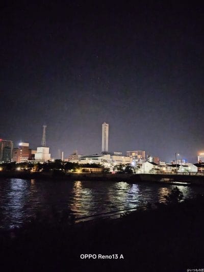 海の夜景を撮影した写真 | モバイル比較レビュー.jp OPPO Reno13 A カメラ 海の夜景を撮影した写真