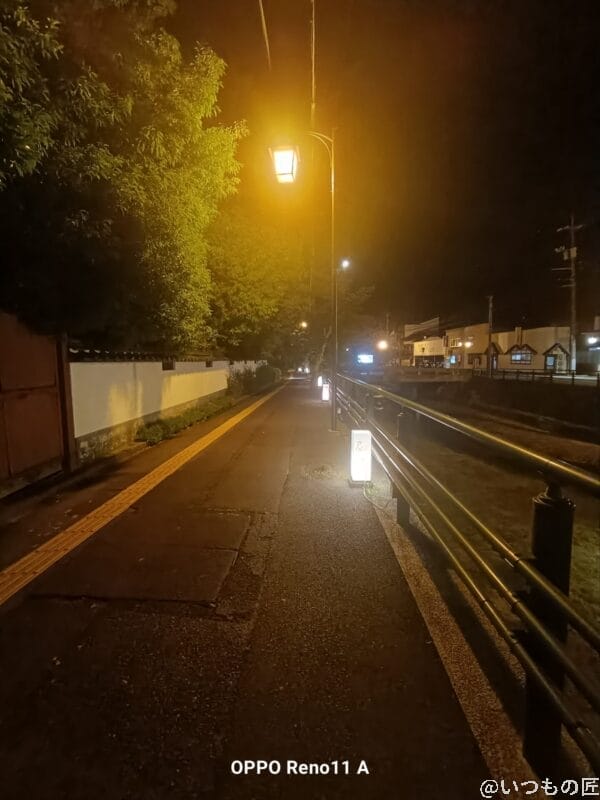 夜の街を撮影した写真 | モバイル比較レビュー.jp OPPO Reno13 A カメラ 夜の街を撮影した写真