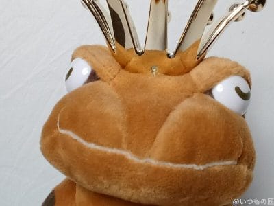 王冠を被ったぬいぐるみ | モバイル比較レビュー.jp AQUOS wish5 カメラ 王冠を被ったぬいぐるみ