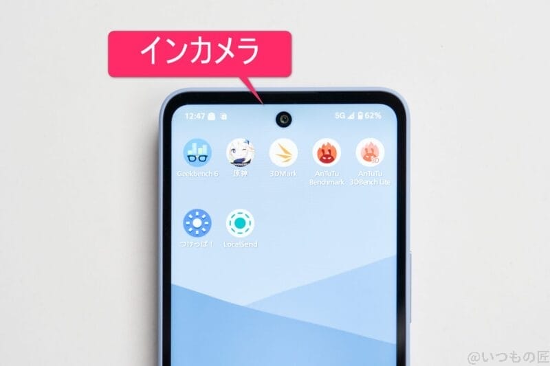 机の上のaquos wish5 | モバイル比較レビュー.jp AQUOS wish5 カメラ 机の上のAQUOS wish5
