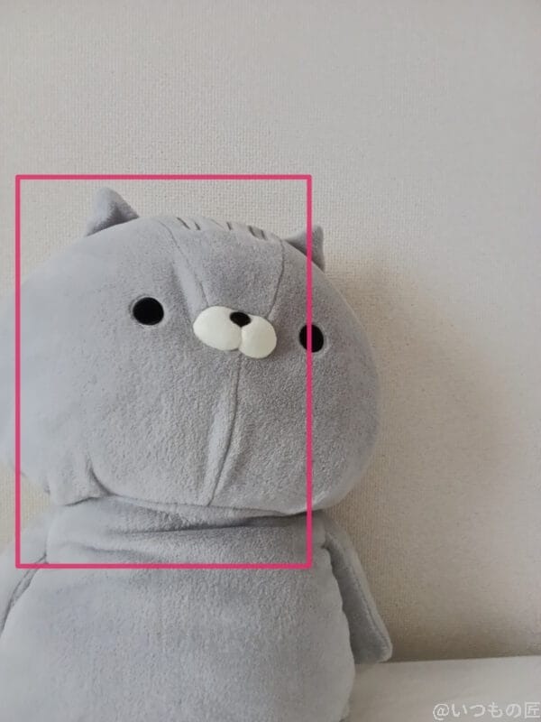 グレーの熊のぬいぐるみ | モバイル比較レビュー.jp AQUOS wish5 カメラ グレーの熊のぬいぐるみ