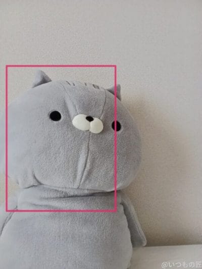 グレーの熊のぬいぐるみ | モバイル比較レビュー.jp AQUOS wish5 カメラ グレーの熊のぬいぐるみ