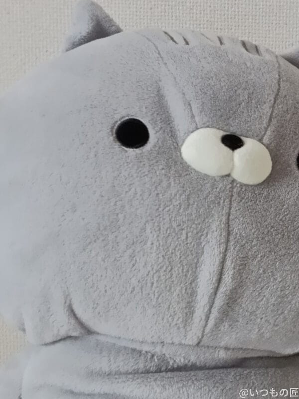 グレーの熊のぬいぐるみ | モバイル比較レビュー.jp AQUOS wish5 カメラ グレーの熊のぬいぐるみ