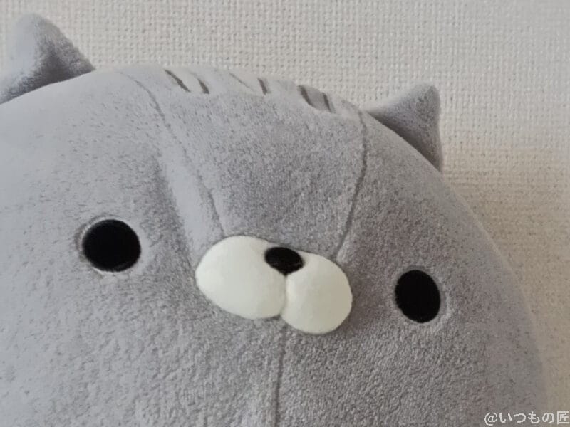 グレーの熊のぬいぐるみ | モバイル比較レビュー.jp AQUOS wish5 カメラ グレーの熊のぬいぐるみ