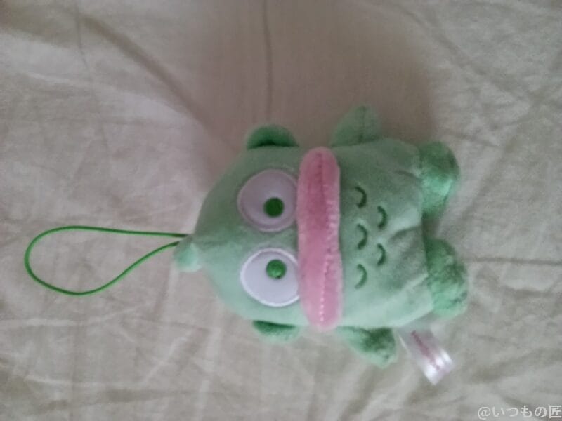 緑色のマスコット人形 | モバイル比較レビュー.jp AQUOS wish5 カメラ 緑色のマスコット人形