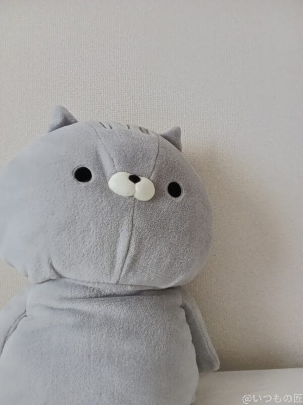 グレーの熊のぬいぐるみ | モバイル比較レビュー.jp AQUOS wish5 カメラ グレーの熊のぬいぐるみ