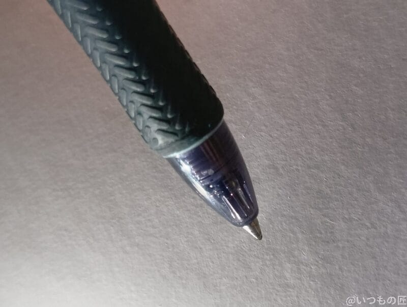 黒いボールペンのペン先 | モバイル比較レビュー.jp AQUOS wish5 カメラ 黒いボールペンのペン先