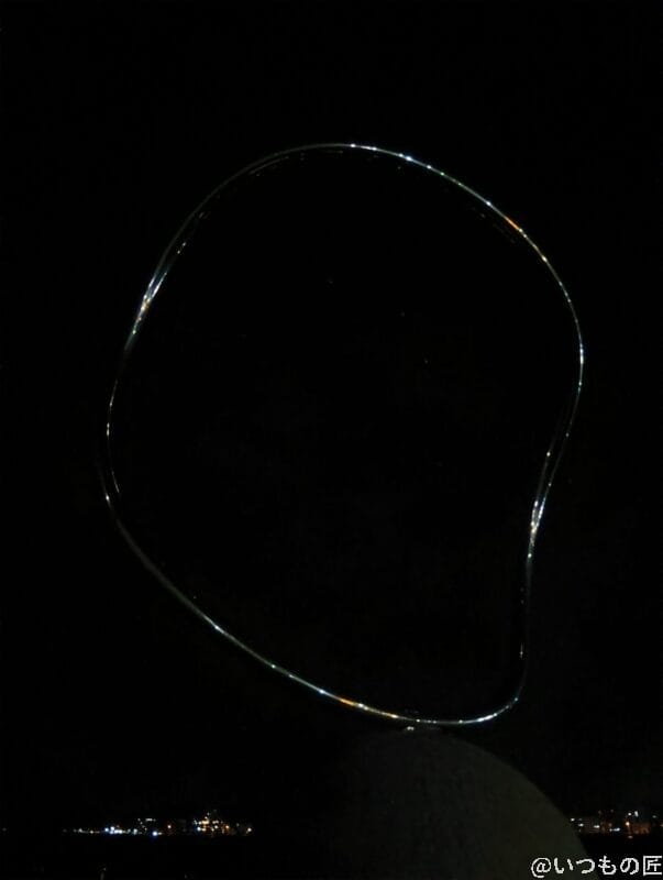 夜間のリングのオブジェ | モバイル比較レビュー.jp AQUOS wish5 カメラ 夜間のリングのオブジェ