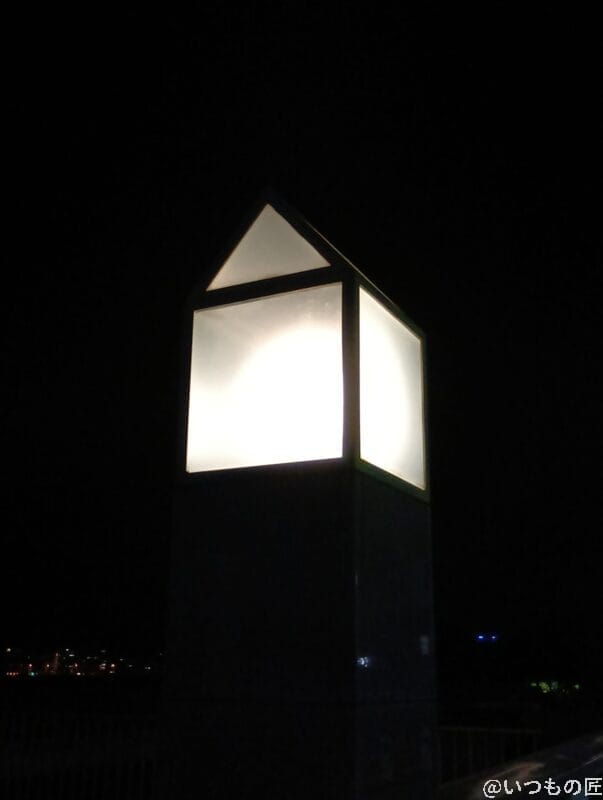 暗闇で光る照明灯 | モバイル比較レビュー.jp AQUOS wish5 カメラ 暗闇で光る照明灯