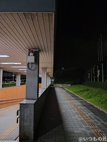 夜の地下道 | モバイル比較レビュー.jp AQUOS wish5 カメラ 夜の地下道