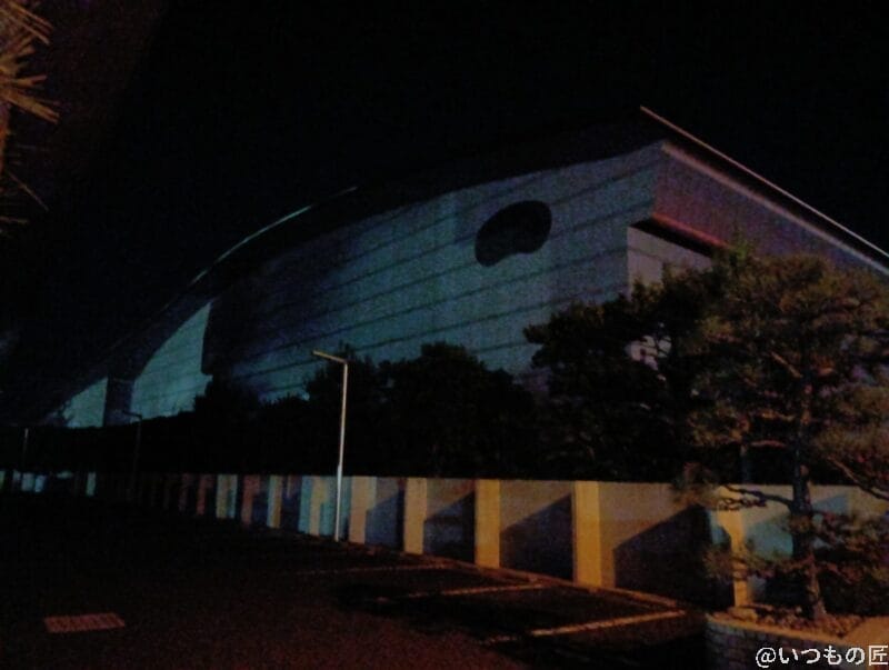 夜間に屋外で撮影した建物 | モバイル比較レビュー.jp AQUOS wish5 カメラ 夜間に屋外で撮影した建物