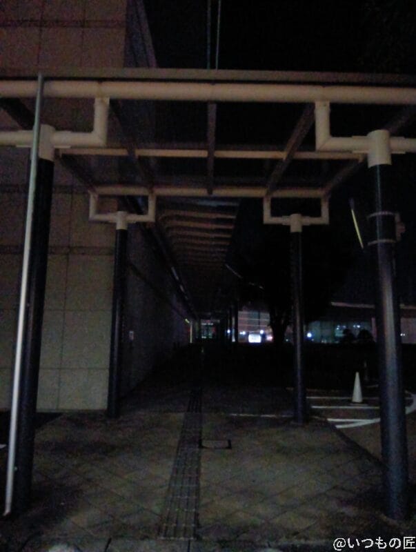 夜間の建物内部 | モバイル比較レビュー.jp AQUOS wish5 カメラ 夜間の建物内部