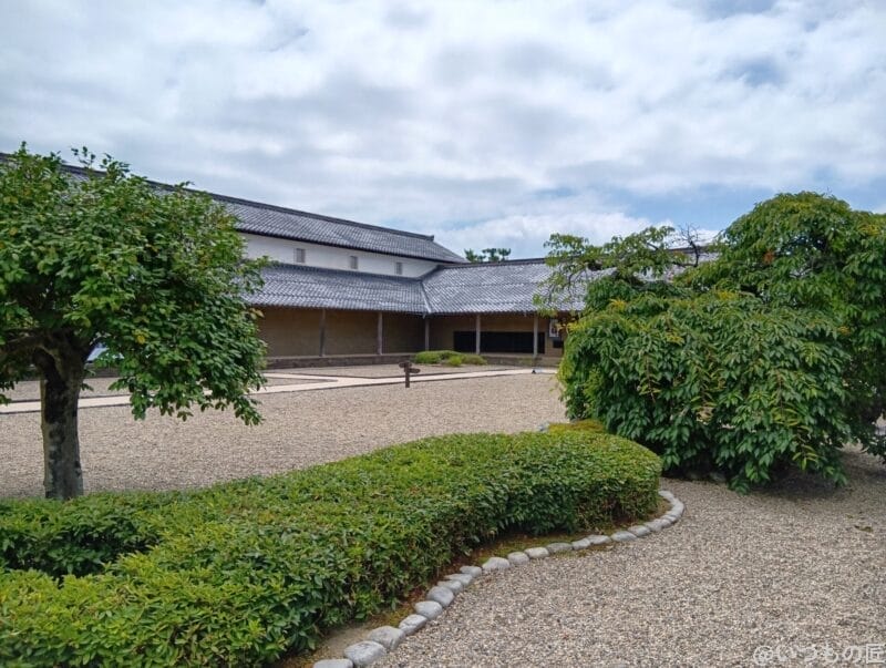 歴史を感じさせる古い屋敷の庭 | モバイル比較レビュー.jp AQUOS wish5 カメラ 歴史を感じさせる古い屋敷の庭