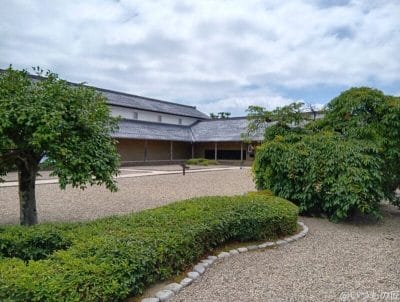 歴史を感じさせる古い屋敷の庭 | モバイル比較レビュー.jp AQUOS wish5 カメラ 歴史を感じさせる古い屋敷の庭