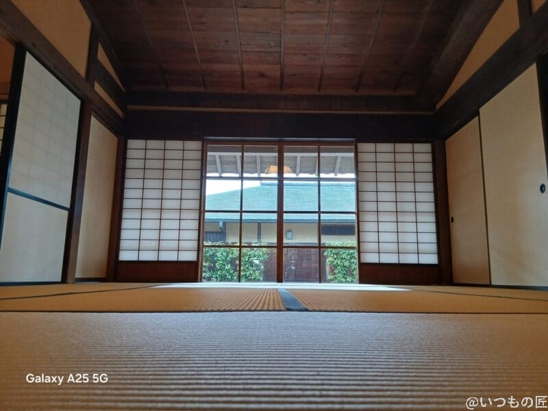 趣のある和室の室内 | モバイル比較レビュー.jp AQUOS wish5 カメラ 趣のある和室の室内