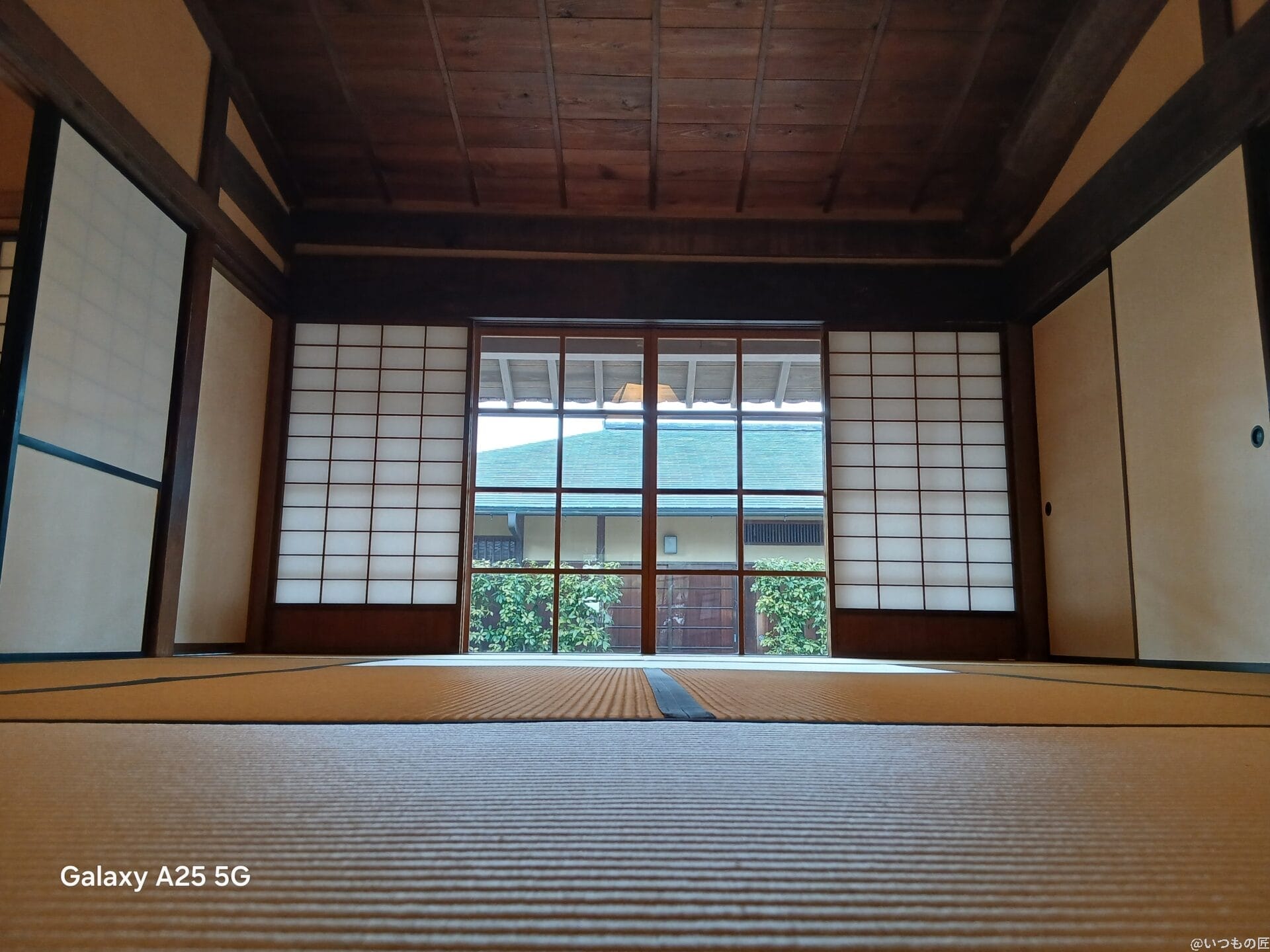 趣のある和室の室内 | モバイル比較レビュー.jp AQUOS wish5 カメラ 趣のある和室の室内